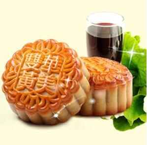 春去秋來收獲日， 金秋團(tuán)圓月，華美月餅香。待到月圓中秋夜， 歸故里，見爹娘。